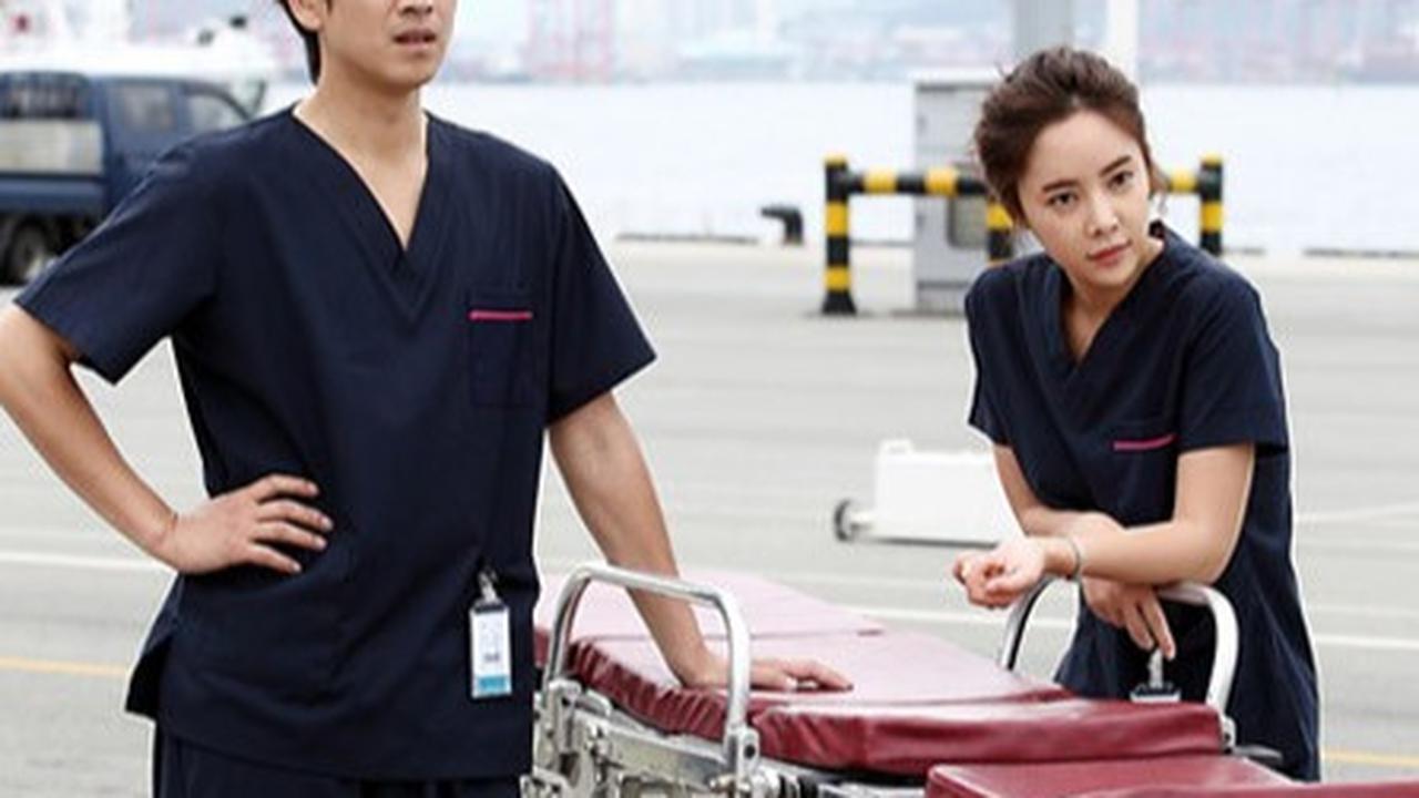Golden Time berhasil memberikan pandangan mendalam tentang kehidupan para petugas medis di bawah tekanan, menjadi drama Lee Sun Kyun yang tak boleh dilewatkan.