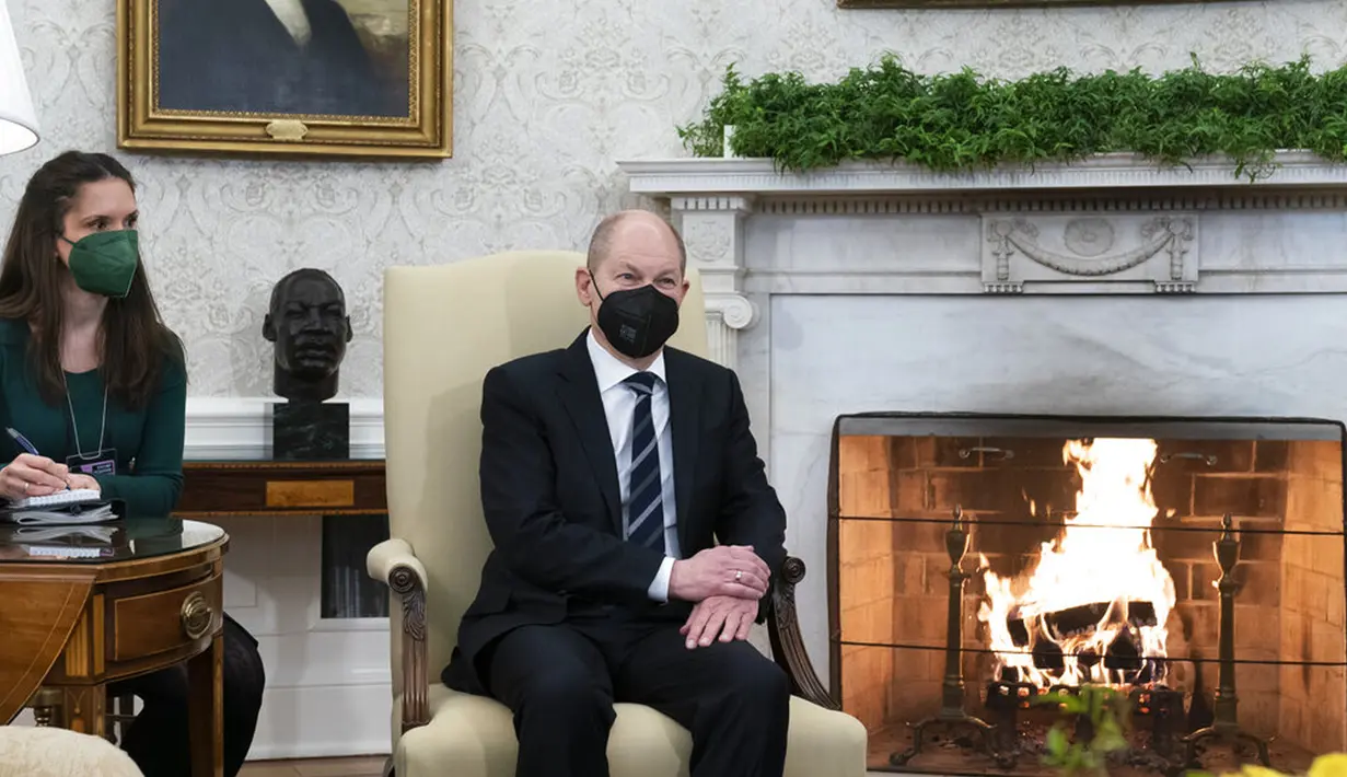 Kanselir Jerman Olaf Scholz berbicara saat pertemuan dengan Presiden AS Joe Biden di Kantor Oval Gedung Putih, Washington, AS, 7 Februari 2022. AS dan Jerman menjalin kerja sama untuk mencegah agresi Rusia di Eropa serta tantangan yang ditimbulkan oleh China. (AP Photo/Alex Brandon)