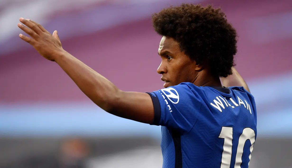 Pemain Chelsea, Willian, saat melawan West Ham United pada laga Liga Inggris di Stadion London (1/7/2020). Willian terbang ke London Utara dan melakukan pemeriksaan medis setelah Tottenham setuju dengan biaya transfer ke Shakhtar Donetsk. Namun setelah melakukan tes medis di Tottenham, sang pemain justru menuju ke Chelsea. (AFP/pool/Michael Regan)