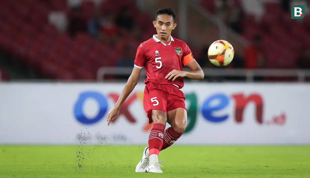 <p>Pemain Timnas Indonesia U-22, Rizky Ridho menendang bola pada laga uji coba internasional antara Timnas Indonesia U-22 melawan Timnas Lebanon U-22 di Stadion Utama Gelora Bung Karno (SUGBK), Senayan, Jakarta, Jumat (14/04/2023). Pertandingan ini menjadi salah satu bentuk persiapan untuk SEA Games 2023 di Kamboja. (Bola.com/Bagaskara Lazuardi)</p>