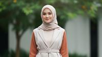 9 Model Gamis Two-Tone dengan Blazer Pendek, Modern dan Anggun di 2026