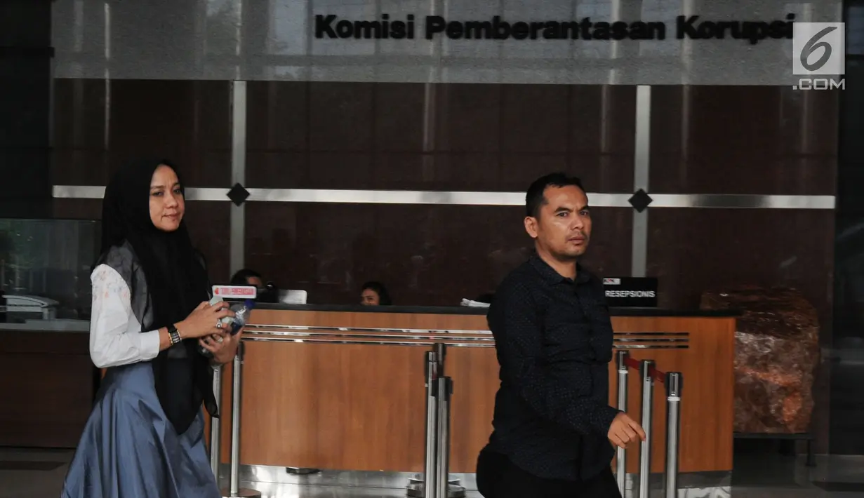 Istri Gubernur Aceh nonaktif Irwandi Yusuf, Darwati Agani (kiri) berjalan keluar Gedung KPK seusai menjalani pemeriksaan di Jakarta, Selasa (31/7). Darwati keluar dari Gedung KPK tanpa menjawab pertanyaan para wartawan. (Merdeka.com/Dwi Narwoko)