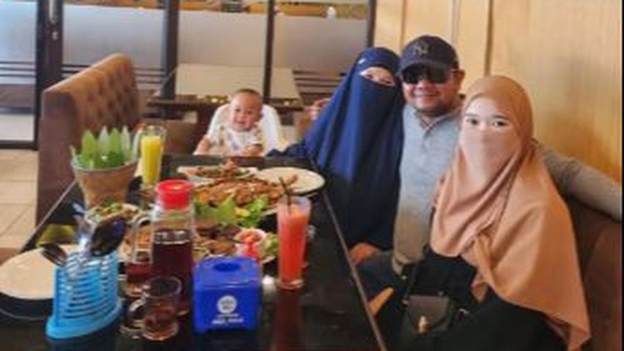 Tak berselang lama usai menyaksikan sang suami kembali menikah, dia lantas kerap bepergian bersama dengan istri kedua.