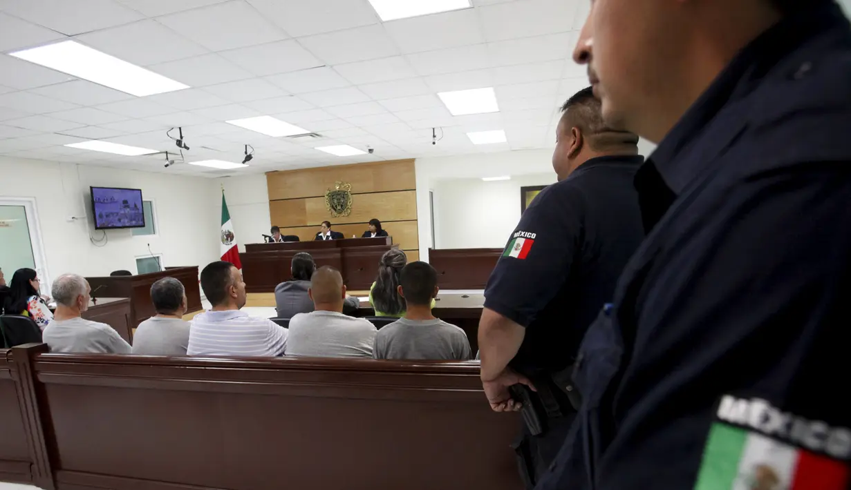 Suasana sidang Enam orang Terpidana kasus penculikan dan pembunuhan 11 perempuan di ruang sidang di Ciudad Juarez, Meksiko (27/7/2015). Pengadilan menjatuhkan vonis 679 tahun penjara kepada lima dari 6 orang tersebut. (REUTERS/Jose Luis Gonzalez)