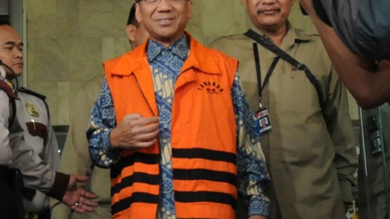 Keluar dari KPK, Jero Wacik tebar senyuman usai diperiksa
