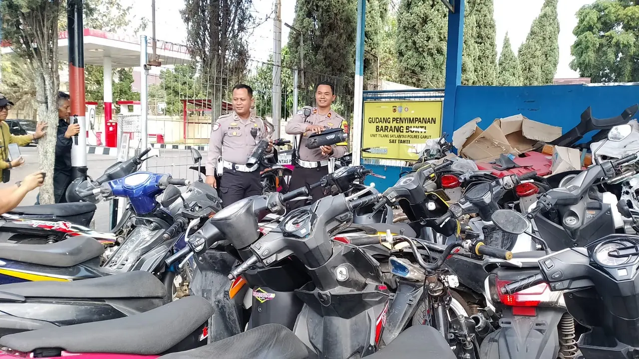 Kasat Lantas Polres Garut Iptu Aang Andi Suhandi, menunjukan ratusan kendaraan hasil penindakan selama operasi zebra lodaya 2024 di Mapolres Garut. (Liputan6.com/Jayadi Supriadin)