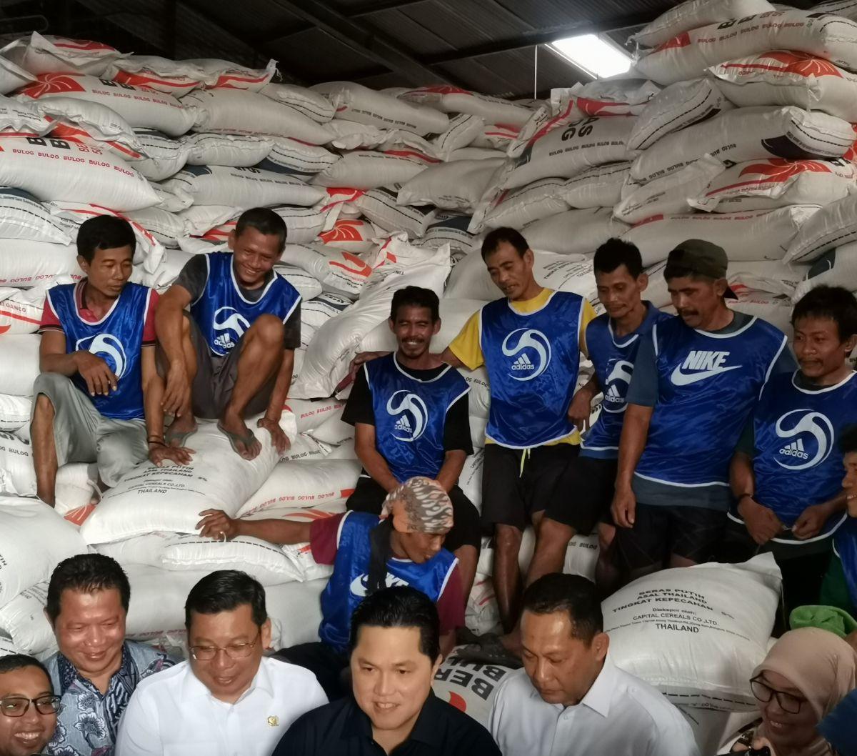 "Jadi, saya terus mendorong impor (beras) dan produksi harus satu data, tidak boleh beda data. Kasian rakyat, kasian petani," pungkasnya.&nbsp;<br>
