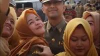 Wakil Bupati Bandung Barat Hengky Kurniawan mengunggah foto bersama ASN yang berebut selfie dengannya. Unggahan tersebut malah mengundang pertanyaan dari sejumlah guru honorer. (dok. Instagram @hengkykurniawan/https://www.instagram.com/p/BwBX-6mlpro/Dinny Mutiah)
