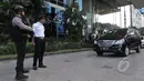 Petugas Kepolisian tampak berjaga di sekitar Kantor SKK Migas, Wisma Mulia, Jakarta, Selasa (5/5/2015). Penggeledahan dilakukan terkait kasus korupsi dan pencucian uang hasil penjualan kondensat bagian negara oleh SKK Migas (Liputan6.com/Herman Zakharia)