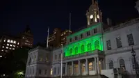 New York City Hall bersinar cahaya hijau dalam rangka mendukung Kesepakatan Paris. (Twitter Bill De Blasio/@NYCMayor)