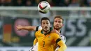 Penyerang Australia, Mathew Leckie berebut bola udara dengan bek Jerman Shkodran Mustafi saat laga persahabatan di Stadion Fritz-Walter, Kamis (26/3/2015). Jerman bermain Imbang 2-2 atas Australia. (REUTERS/Ralph Orlowski)