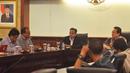 Ketua DPD RI Irman Gusman (kanan) didampingi Ketua Komite I DPD Fahrul Rozi (kedua kanan) menerima aktivis ICW Emerson Yuntho (kedua kiri) dan Abdullah Dahlan (kiri) diruang pimpinan DPD, Jakarta, Kamis (12/2/2015). (Liputan6.com/Andrian M Tunay)