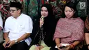 Istri penyidik Komisi Pemberantasan Korupsi (KPK) Novel Baswedan, Rina Emilda (tengah) di dampingi Kuasa Hukum dan Kontras memberikan keterangan pers di, Jakarta, Senin (28/8). (Liputan6.com/Johan Tallo)