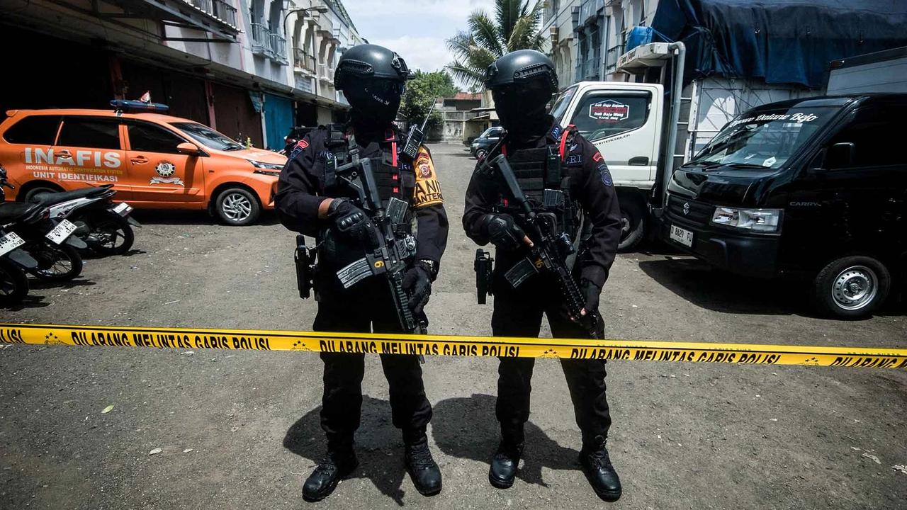 FOTO: Polisi Selidiki Benda Mencurigakan di Depan Gereja GKPS Bandung