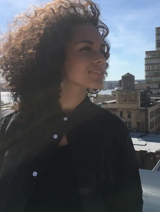 Tak memaksakan tampil cantik dengan makeup tebal dan berlebihan, Alicia Keys, tetap bisa meramaikan suasan ketika dirinya sedang di atas panggung sambil menyanyikan lagu-lagu kesukaan penggemarnya. (Instagram/aliciakeys)