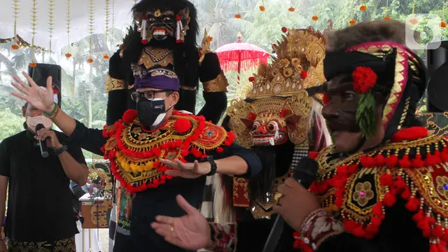 Kunjungan ke Bali, Sandiaga Uno Disambut Penari Barong