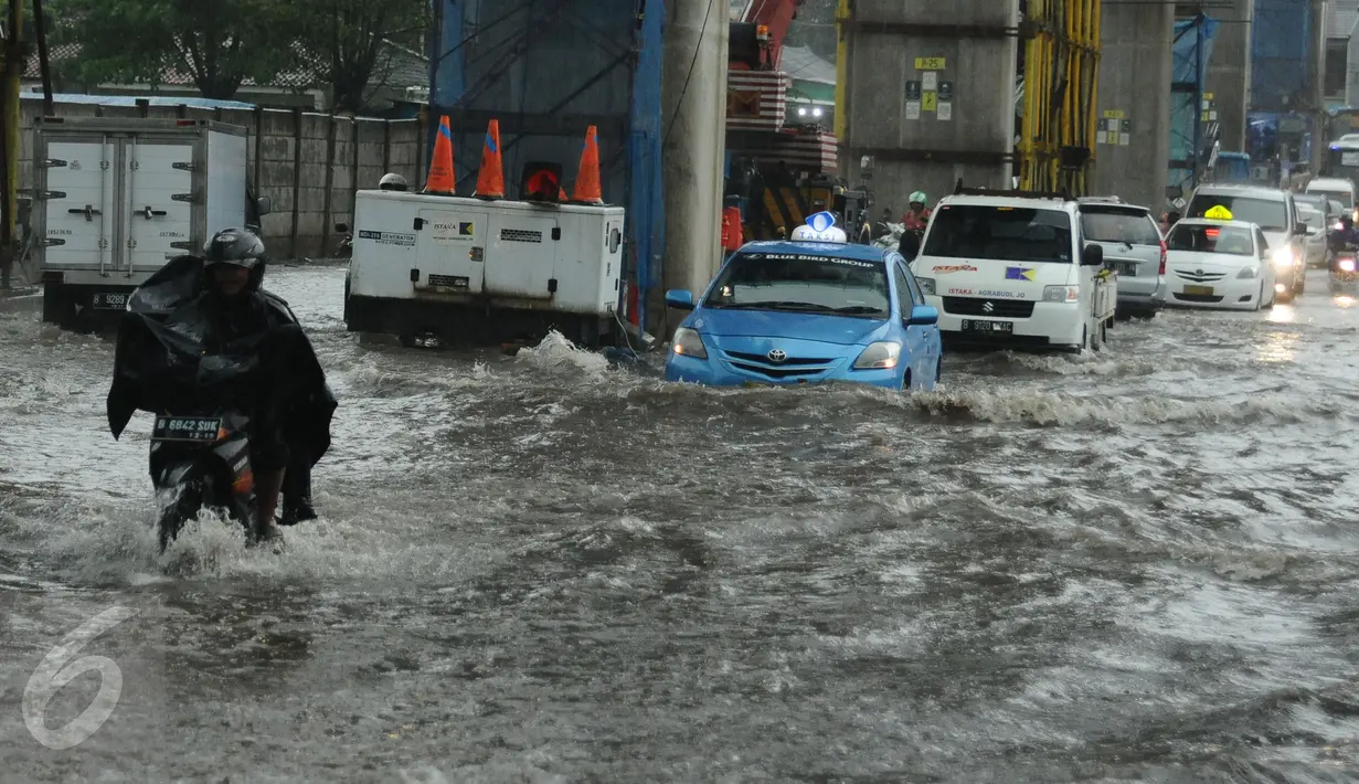 Sejumlah pengendara nekat menembus genangan air di Jalan Ciledug Raya dekat perempatan Swadarma, Jakarta, Jumat (11/11). Hujan deras diringi petir kembali melanda Jakarta mengakibatkan genangan air di beberapa titik. (Liputan6.com/Helmi Fithriansyah)