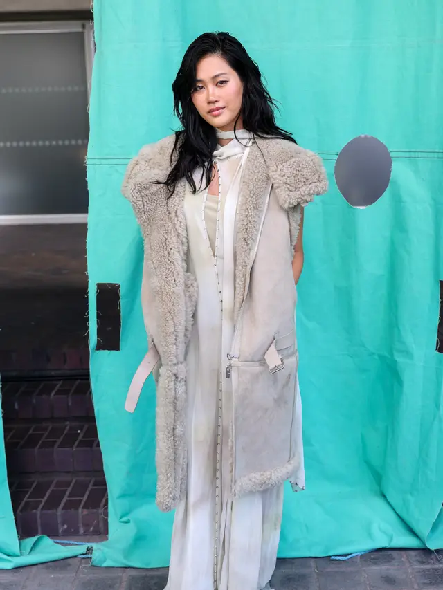 Parade Busana Seleb Hadiri Burberry Summer 2025 di London Fashion Week, dari Lila Moss hingga Bright Vachiwrait