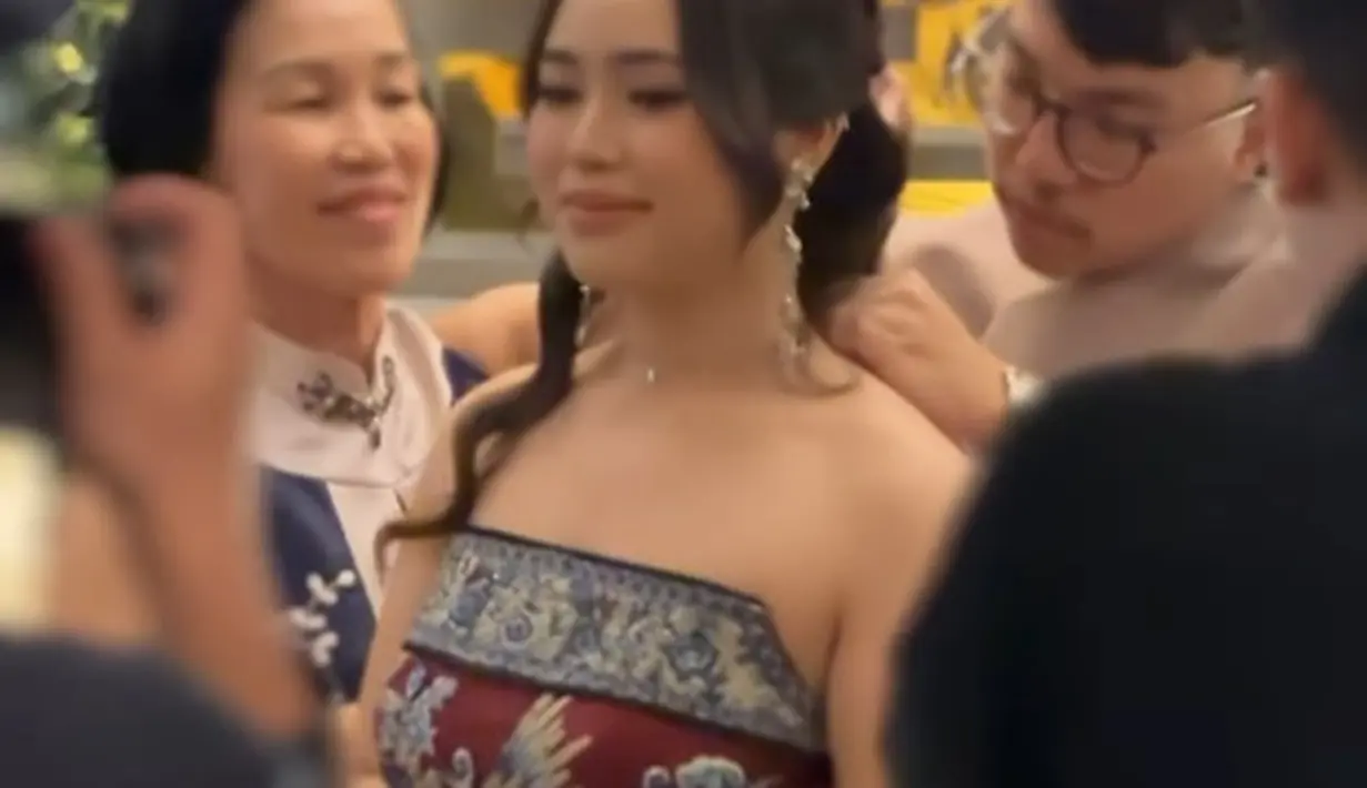 Dress ini memiliki nuansa warna merah burgundy dengan detail bordir silver dan emas yang menambah kesan mewah pada keseluruhan penampilan Isya Adinda Kalia. [Foto: Instagram/elmatheana]