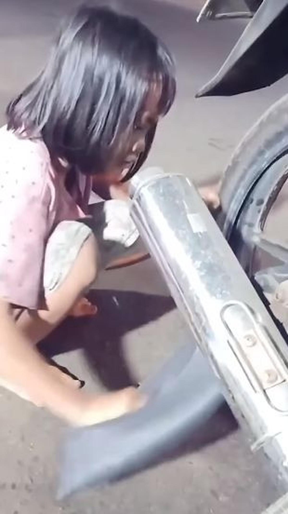 "Gadis kecil rela kerja tambal ban malam-malam demi cukupi kebutuhan keluarga," demikian dikutip dari keterangan video.