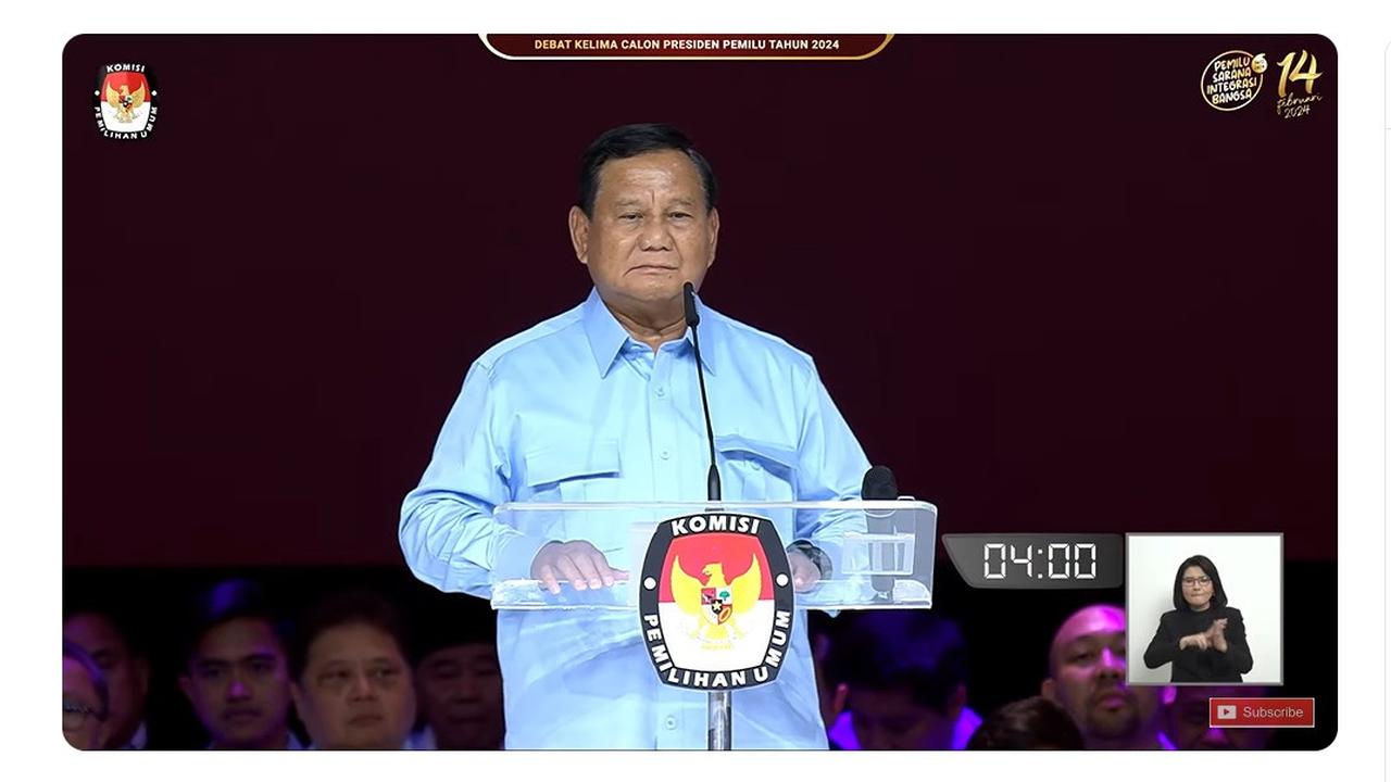 Calon Presiden (Capres) nomor urut 02 Prabowo Subianto saat membacakan visi misi di debat Pilpres 2024 terakhir yang digelar Minggu (4/2/2024) di Jakarta Convention Center (JCC), Senayan, Jakarta Pusat.
