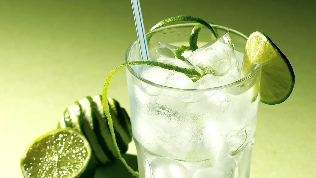 Kalau sudah bosan buka puasa dengan kolak pisang, sekarang kamu bisa bikin kreasi minuman dari jeruk nipis nih. (Foto: zastavki.com)