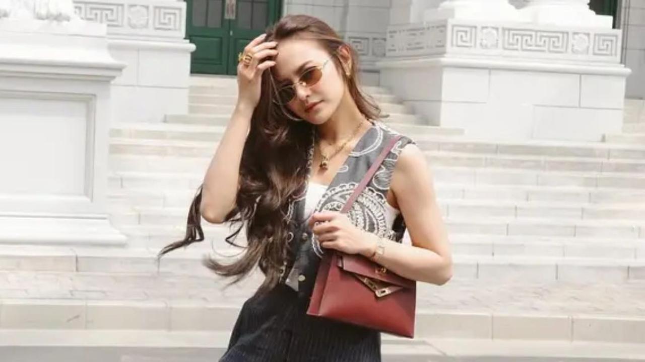 Gaya Kece Mahalini saat Liburan, Inspirasi Mix and Match Stylish dengan Wide Leg Jeans