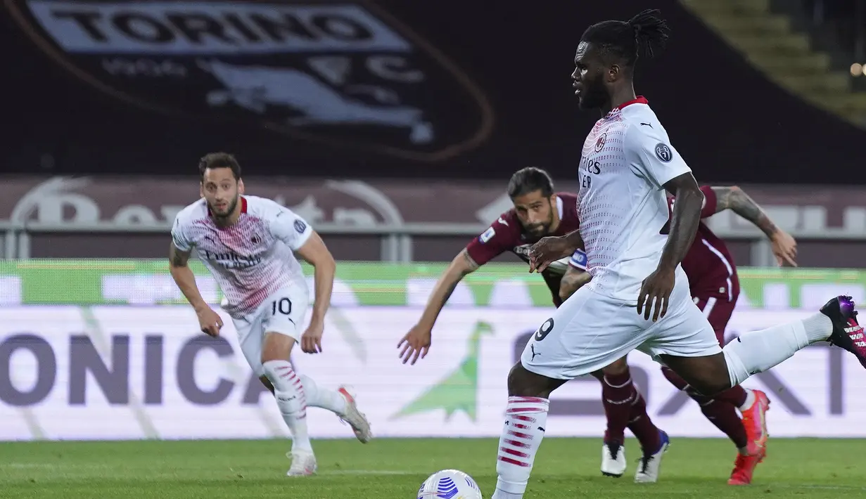 Gelandang AC Milan, Franck Kessie melakukan eksekusi penalti yang berbuah gol kedua timnya ke gawang Torino dalam laga lanjutan Liga Italia 2020/2021 pekan ke-36 di Olympic Stadium, Turin, Rabu (12/5/2021). AC Milan menang 7-0 atas Torino. (LaPresse via AP/Spada)