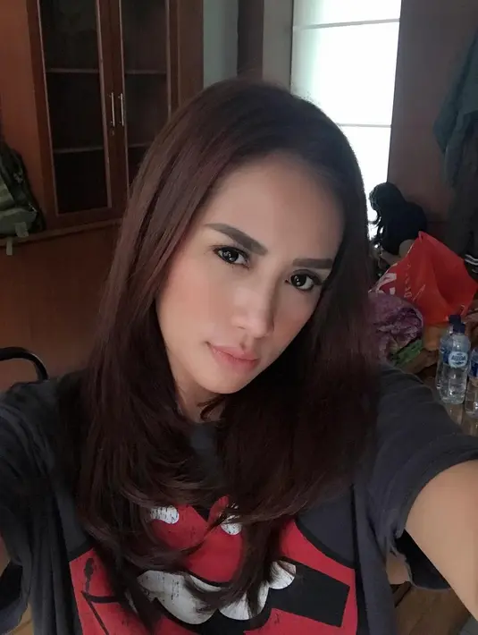 Setelah beberapa tahun telah berlalu, Shinta Bachir kembali muncul. Robby dan Shinta dipertemukan dalam salah satu acara televisi. Meski pernah cekcok, Shinta juga tak mempermasalahkan. (Instagram/shintabachir86_real)