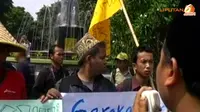 [VIDEO] Warga Jatim Demo Tolak Pelantikan Soekarwo