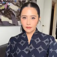 Lihat di sini tampilan elegan Prilly Latuconsina dalam balutan batik modern. [@rhay_david].