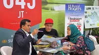 Sales Rancamaya Golf Estate tengah memberi penjelasan kepada pengunjung yang datang ke IPEX 2018.