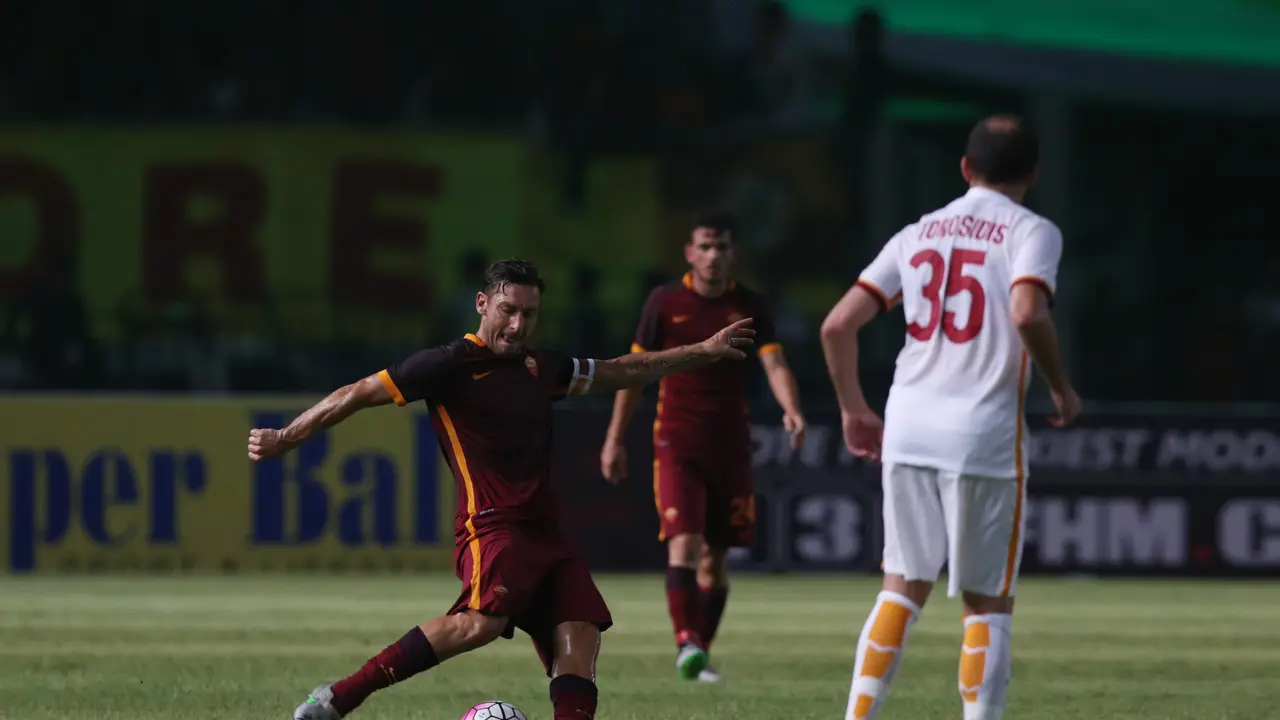 Kapten AS Roma, Francesco Totti menendang bola di SUGBK (Liputan6.com)