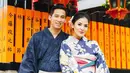 Bersama dengan suami tercinta, Askara Parasady Harsono dan kedua anaknya. Nindy Ayunda melakukan perjalanan liburan ke Jepang. Memang liburan ke Jepang tak lengkap bila belum berfoto menggunakan kimono. (Liputan6.com/IG/@nindyparasadyharsono)