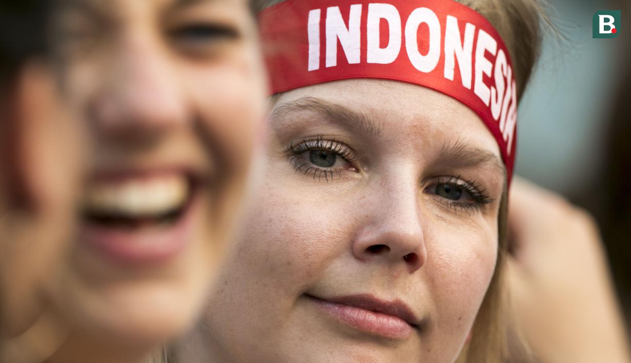 Warga asing memberi dukungan pada Indonesia saat menyaksikan laga melawan Thailand pada laga Asian Games di Lapangan Hoki, GBK, Jakarta, Sabtu (25/8/2018). Indonesia kalah 0-2 dari Thailand. (Bola.com/Peksi Cahyo)