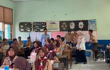 VIDEO: Siswa SD Nekat Kasih Surat 'Rahasia' ke Wapres Gibran saat Diberi Makan Bergizi Gratis