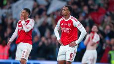 Kekecewaan mendalam melanda skuad Arsenal setelah gagal menjuarai Carabao Cup 2026 akibat kalah 0-2 dari Manchester City di final. (AP Photo/Richard Pelham)