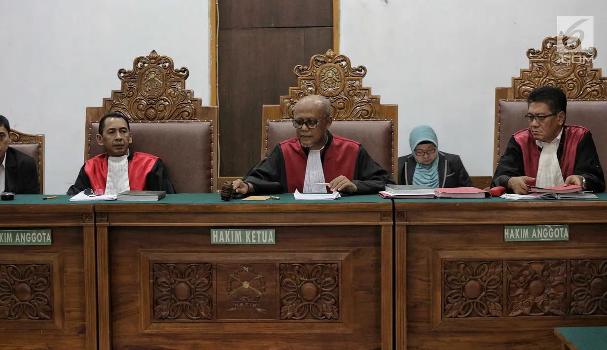 Hakim Ketua Achmad Guntur saat menghadiri sidang putusan kasus kepemilikan senjata api ilegal dan satwa liar terdakwa Gatot Brajamusti di Pengadilan Negeri Jakarta Selatan, Kamis (12/7). (Liputan6.com/Faizal Fanani)