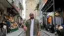 Mengunggah lima foto dengan lokasi di sekitar Galata Tower Istanbul, Turki atau Turkiye, Joko Anwar mencuit ringkas pada 14 September 2022, “Getaway sebentar yang sangat dibutuhkan daripada meninggoy.” Dalam foto, Joko Anwar mengenakan kaus putih berbalut kemeja lengan panjang hijau yang disingsingkan. Celana panjang hitam, sneakers, berikut koper silver menyempurnakan penampilannya. (Foto: Dok. Instagram @jokoanwar)