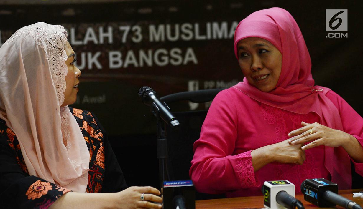 Ketua Umum PP Muslimat NU Khofifah Indar Parawansa (kanan) didampingi Ketua Panitia Harlah Muslimat NU Yenny Wahid menyampaikan paparannya jelang Harlah ke-73 Tahun Muslimat NU, Jakarta, Jumat (25/1). (Merdeka.com/Imam Buhori)