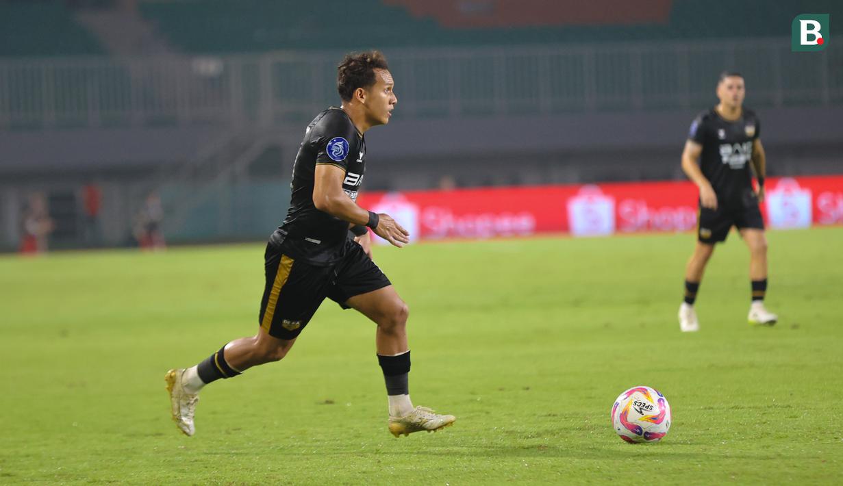 Aksi Egy Maulana Vikri saat Dewa United melawan Persija Jakarta pada BRI Liga 1 2024/2025 di Stadion Pakansari, Sabtu (8/2/2025). (Bola.com/Abdul Aziz)