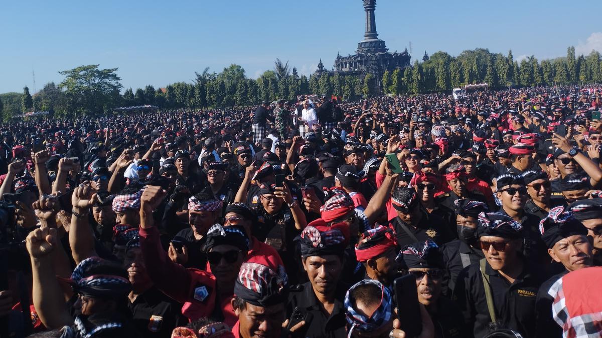 Ribuan Pecalang Rapatkan Barisan Antisipasi Demo Anarkis, Jaga Pulau Surga