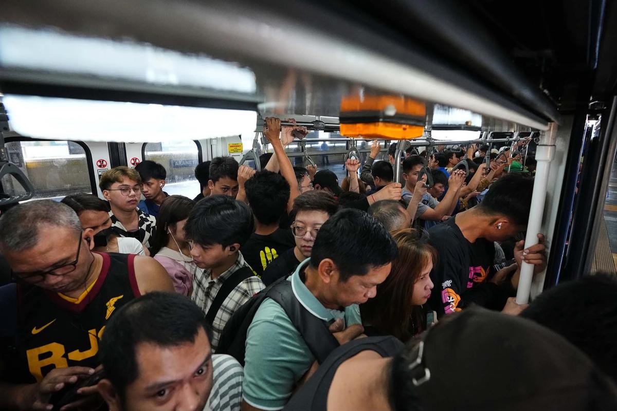FOTO: Penumpang MRT Membludak Dampak Krisis BBM di Filipina