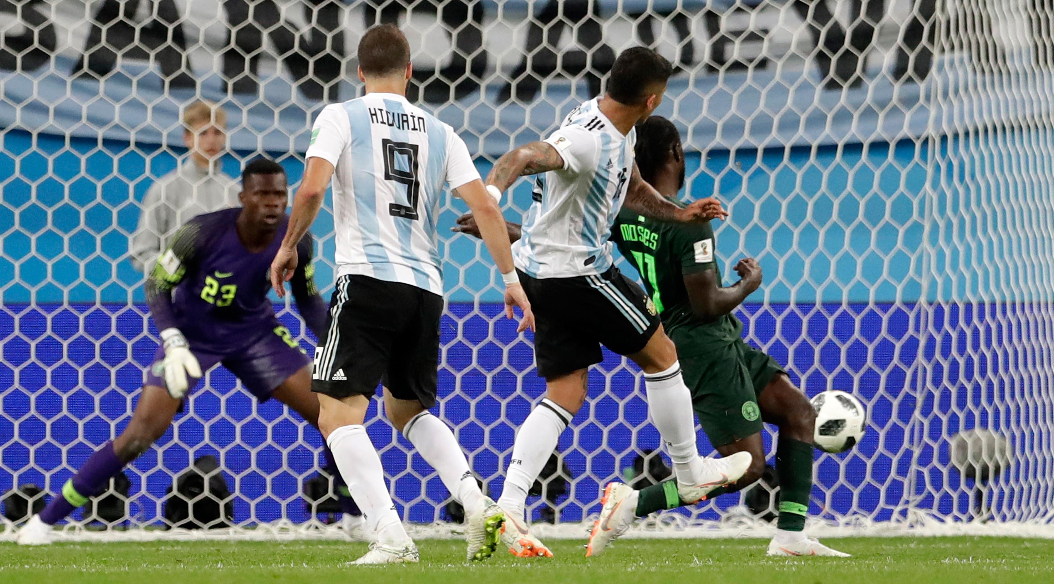Pemain timnas Argentina, Marcos Rojo (kedua kanan) mencetak gol ke gawang Nigeria pada matchday terakhir Grup D Piala Dunia 2018 di Stadion St. Petersburg, Selasa (26/6). Argentina meraih tiket ke 16 besar setelah menang 2-1. (AP/Petr David Josek)