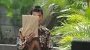 Bupati Solok Selatan Muzni Zakaria berjalan masuk akan menjalani pemeriksaan oleh penyidik di Gedung KPK, Jakarta, Jumat (21/06/2019). Muzni Zakaria diperiksa sebagai tersangka terkait kasus korupsi pengadaan barang dan jasa di Kabupaten Solok Selatan. (merdeka.com/Dwi Narwoko)