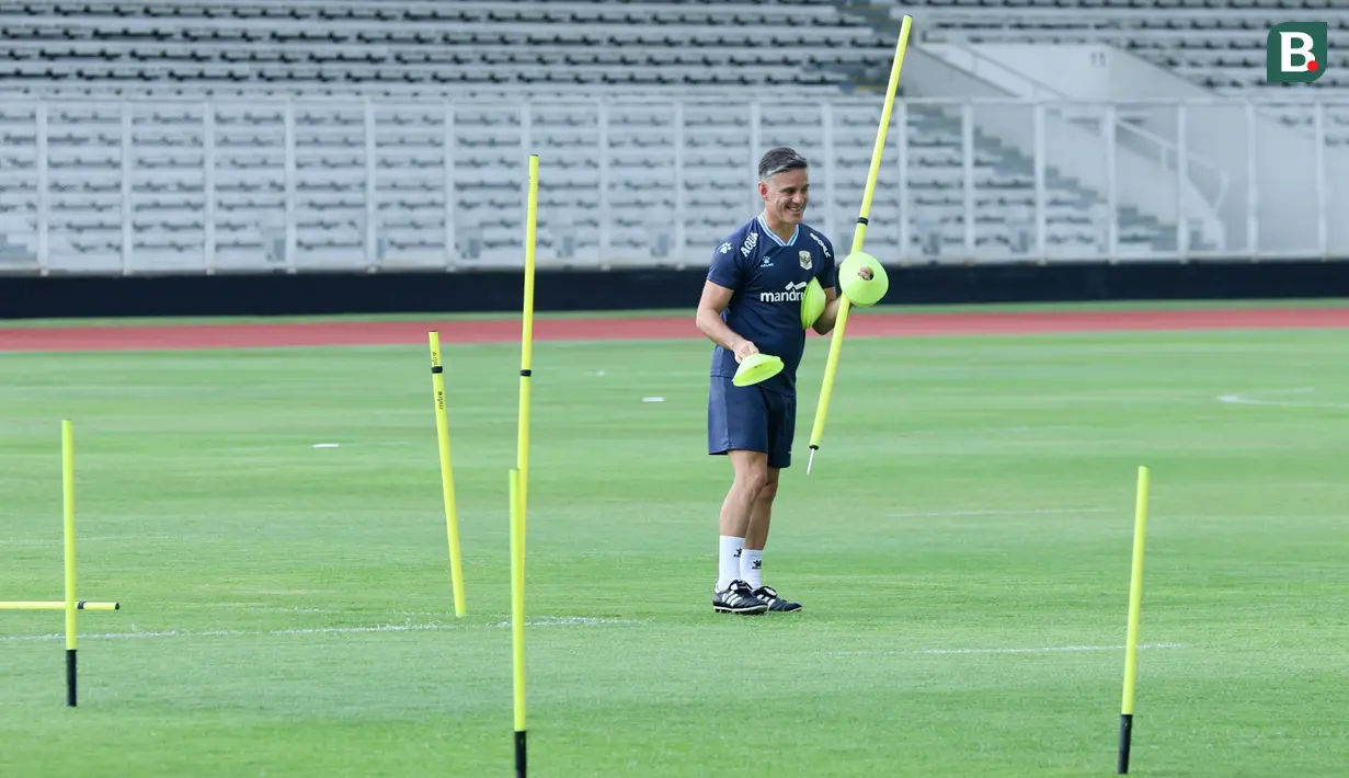 Dari 24 pemain yang dipanggil, baru 15 orang yang mengikuti latihan pertama. (Bola.com/M. Iqbal Ichsan)