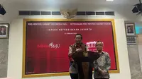 Mahfud Md menyerahkan surat pengunduran diri dari jabatan Menko Polhukam kepada Presiden Jokowi di Istana, Kamis (1/2/2024). (Liputan6.com/ Muhammad Radityo Priyasmoro)