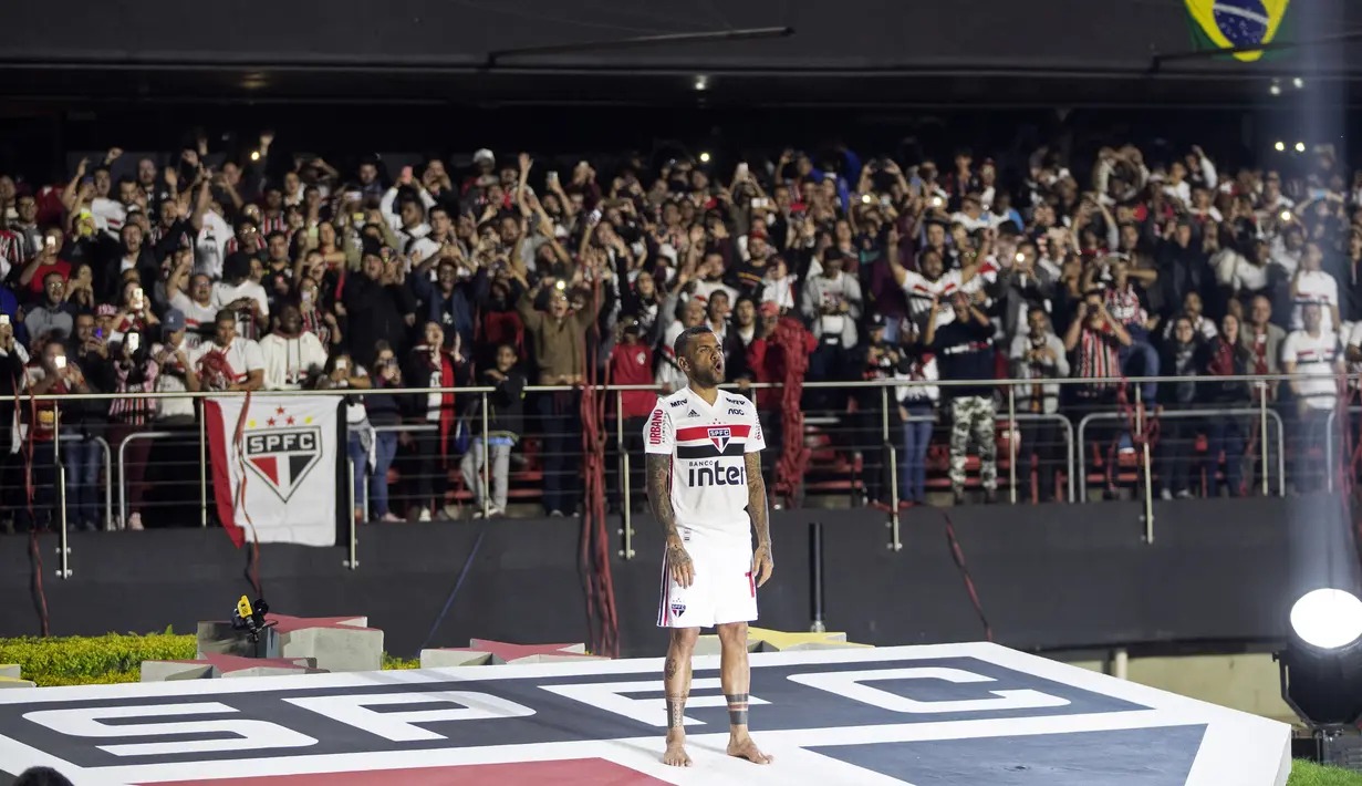 Bek Dani Alves menyanyikan lagu klub barunya Sao Paulo  di stadion Morumbi, Brasil (6/8/2019). Dani Alves akan memakai kostum dengan nomor punggung 10 di Sao Paulo. (AP Photo/Andre Penner)