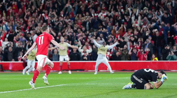 Pemain Nottingham Forest, Chris Wood, merayakan gol ke gawang Aston Villa dalam pertandingan leg pertama semifinal Liga Europa 2025/26 di The City Ground, Nottingham pada Jumat dini hari WIB. (David Davies/PA via AP)