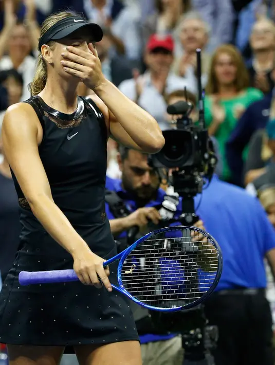 Petenis Rusia, Maria Sharapova terharu usai mengalahkan unggulan kedua Simona Halep dari Rumania pada pertandingan putaran pertama turnamen tenis AS Terbuka di New York, (28/8). Sharapova menang 6-4, 4-6, 6-3. (AP Photo / Kathy Willens)